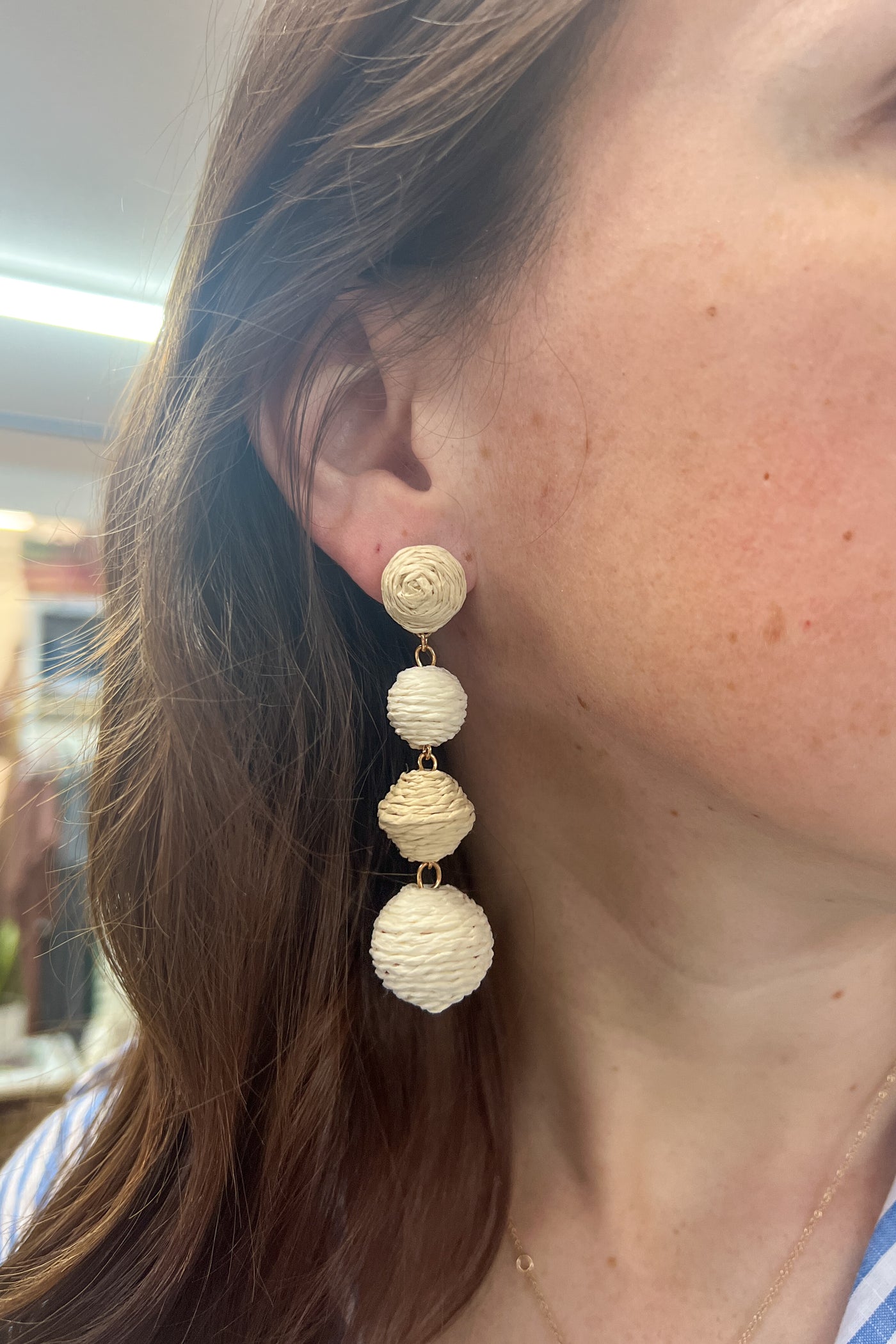 Raffia ball earrings, ivory