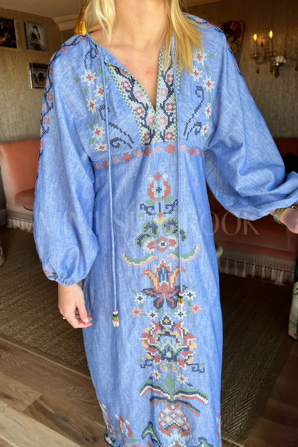 Woman FARM Rio Blue Linen Long Sleeve Midi DressFarm Rio - SS26 - Blue Woman FARM Rio Blue Linen Long Sleeve Midi DressFarm Rio - SS26 - Blue