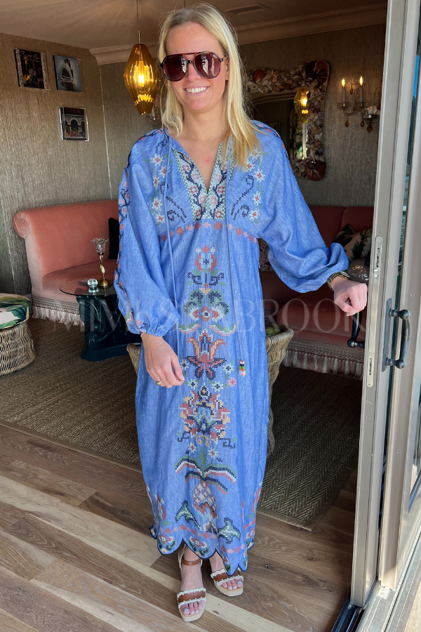 Woman FARM Rio Blue Linen Long Sleeve Midi DressFarm Rio - SS26 - Blue Woman FARM Rio Blue Linen Long Sleeve Midi DressFarm Rio - SS26 - Blue