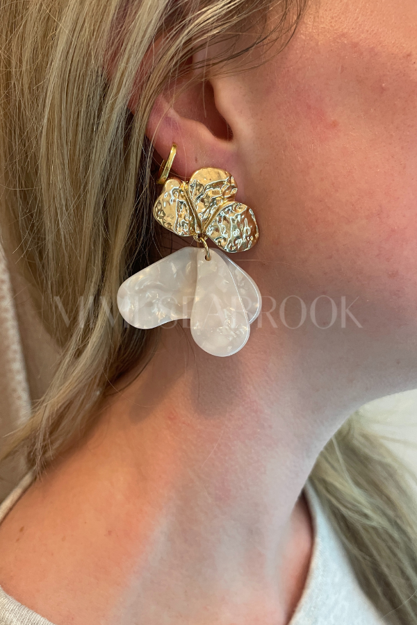 Larch earrings, white