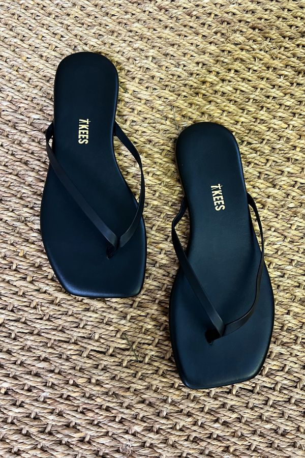 TKEEs Square Toe Lily flip flops, black