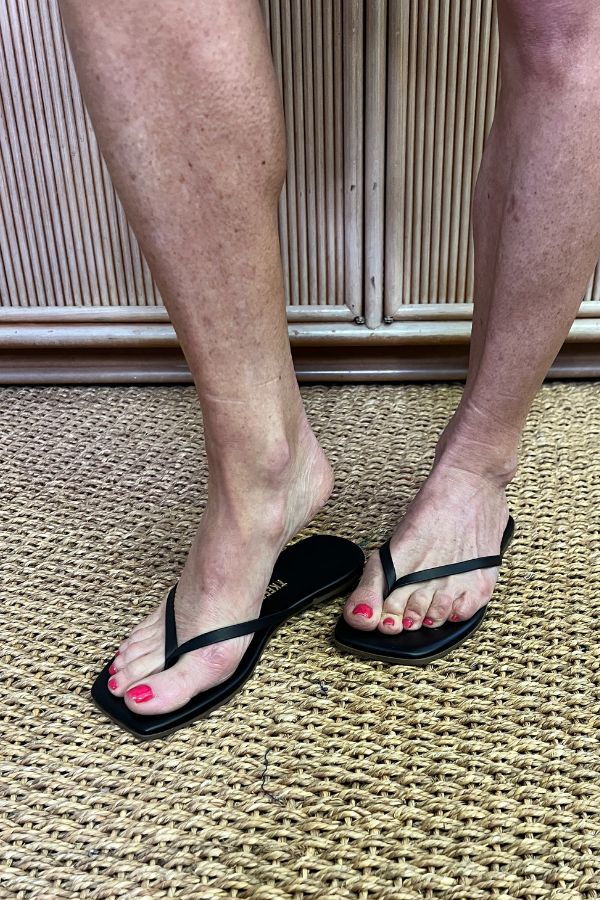 TKEEs Square Toe Lily flip flops, black