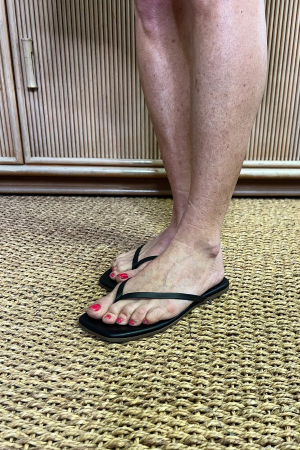 TKEEs Square Toe Lily flip flops, black