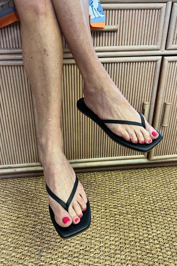 TKEEs Square Toe Lily flip flops, black