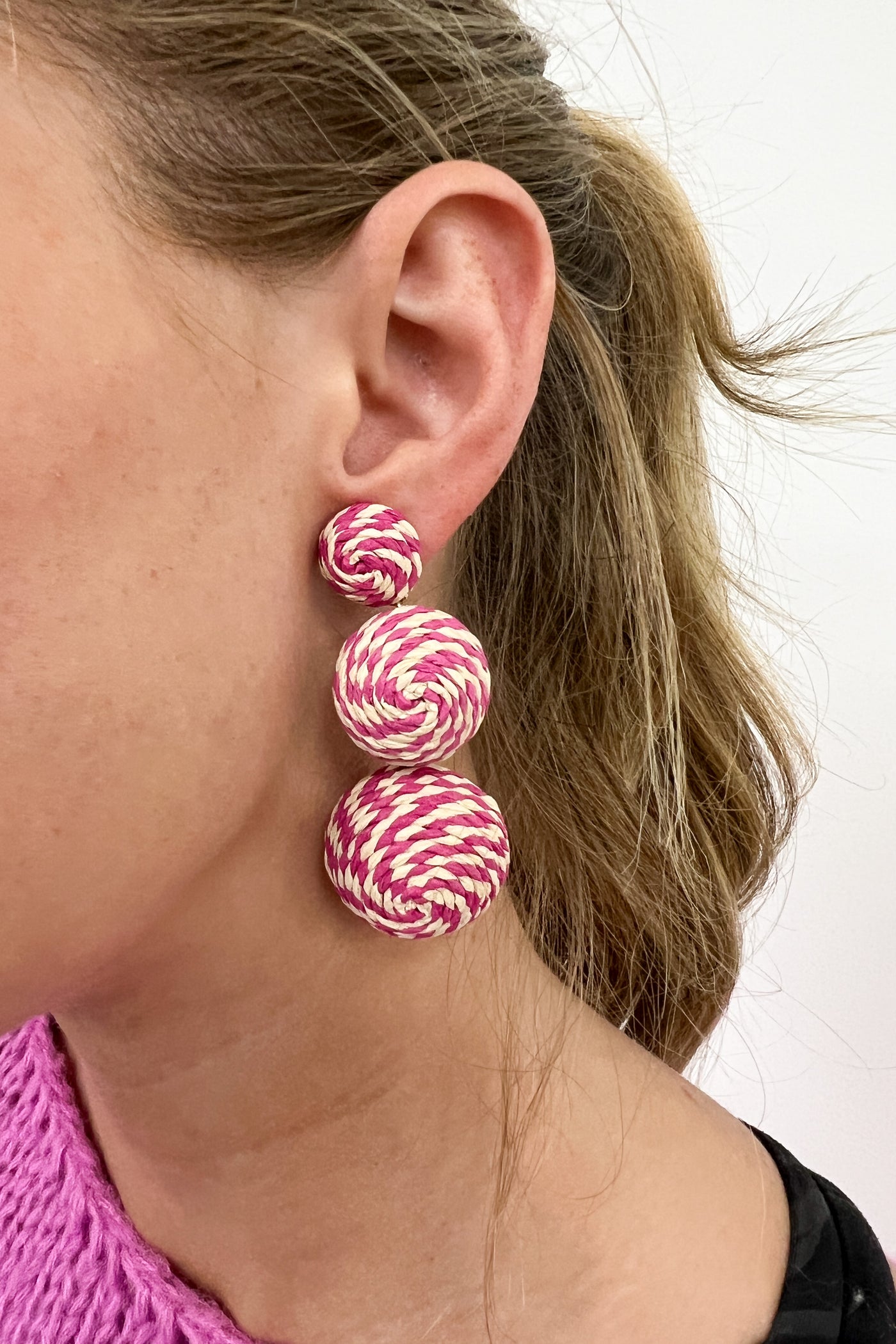 Swirl raffia earrings, fuchsia